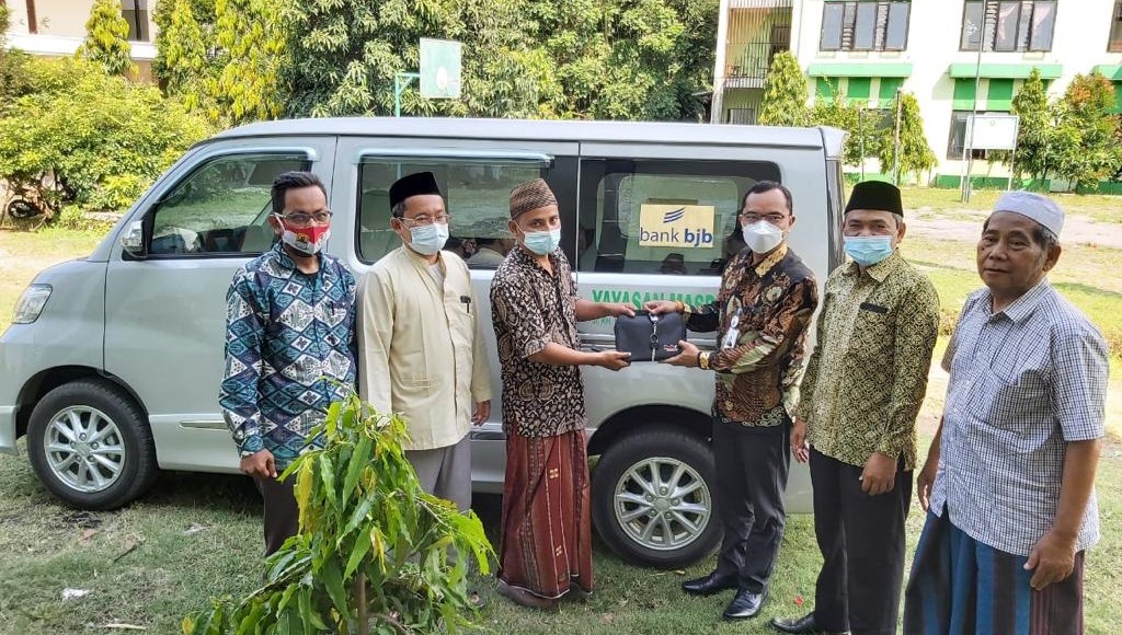Satori Serahkan Kendaraan Operasional untuk Ponpes
